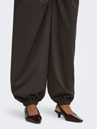 JDY - Madeline balloon pants - chocolate torte pin stripe